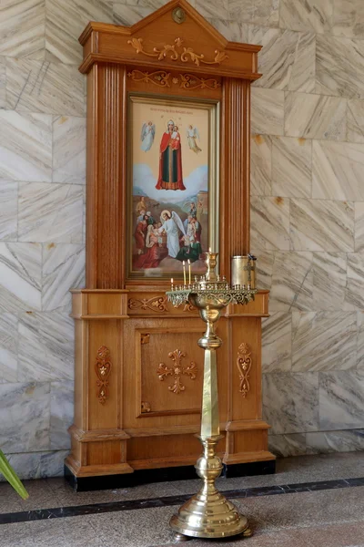 Burning candles in golden candlestick near the Icon — Stock Photo, Image