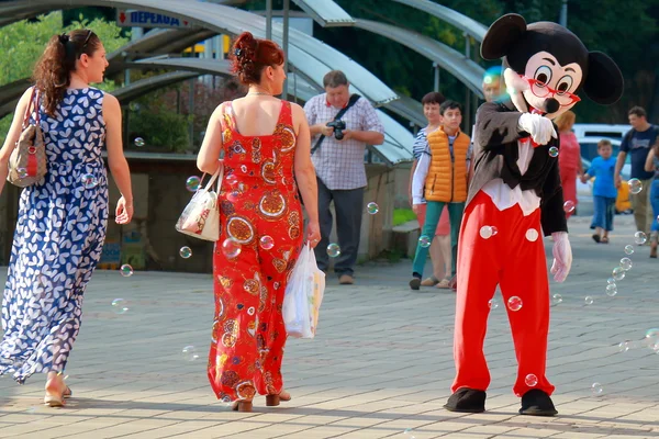 Hombre vestido como Mickey mouse baila en la calle — Foto de Stock