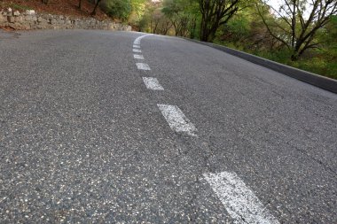 Çizgi bölen ile asfalt yol. Ön plan üzerinde odaklanmak