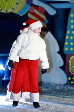 Ücretsiz yılbaşı kutlamak için göster. Sahnede dans kızlar