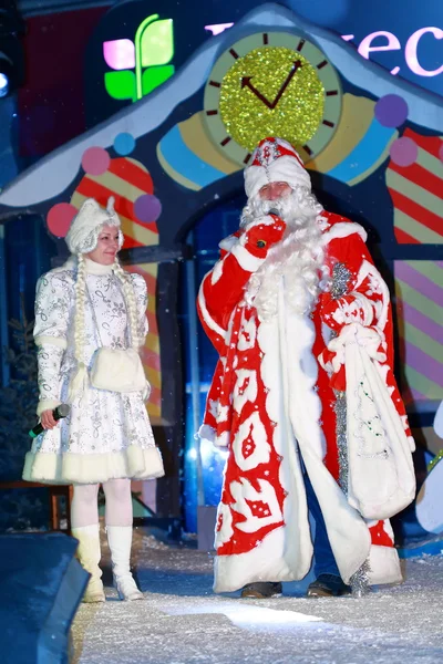 Ded Moroz (Padre Frost) y Snegurochka (Doncella de Nieve) en un ciervo — Foto de Stock