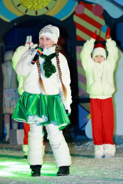 Menina com microfone canta uma música no palco — Fotografia de Stock