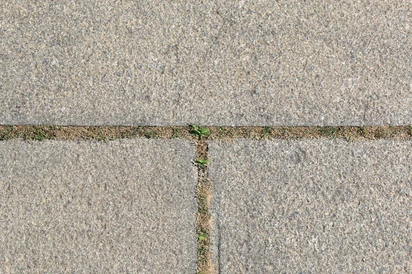 Ruw graniet blokken met gras — Stockfoto