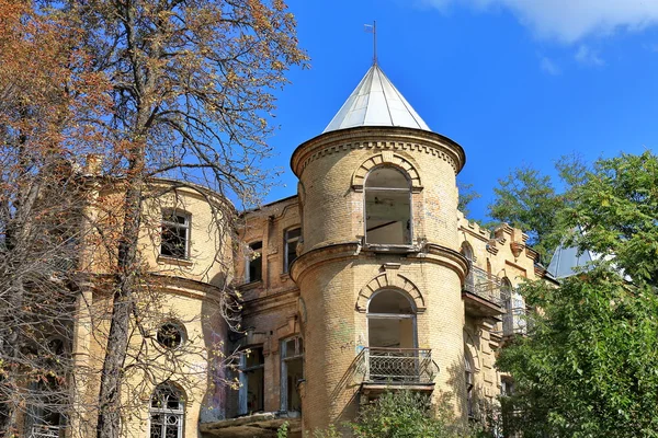 Pół zrujnowane ela's Dacha w Piatigorsk, Rosja — Zdjęcie stockowe