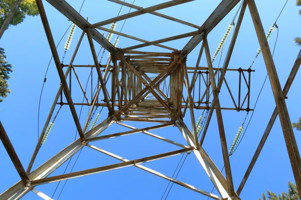 Vista dal basso su una torre di trasmissione di potenza — Foto Stock