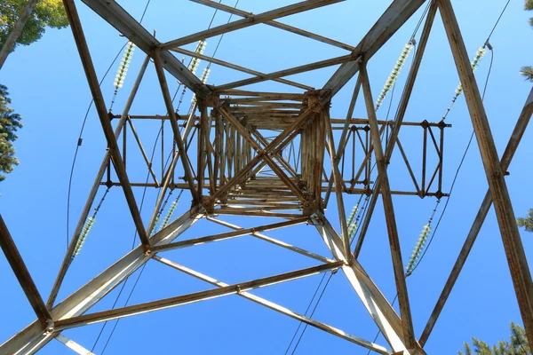 Vue du bas vers le haut sur une tour de transmission d'énergie — Photo