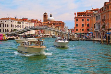 Venedik. Ponte degli Scalzi teknelerle Grand Canal yakınındaki