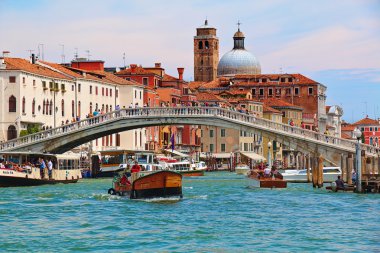 Venedik. Ponte degli Scalzi teknelerle Grand Canal yakınındaki
