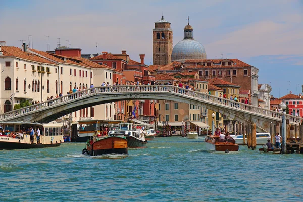 Venice. Boats in Grand Canal near the Ponte degli Scalzi — Stock Photo, Image