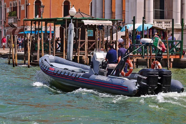 Carabinieri Motorboat with two men onboard in Venice, Italy — Stock Photo, Image