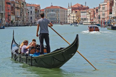 Gondol Grand Canal yolcu ile. Venedik, İtalya