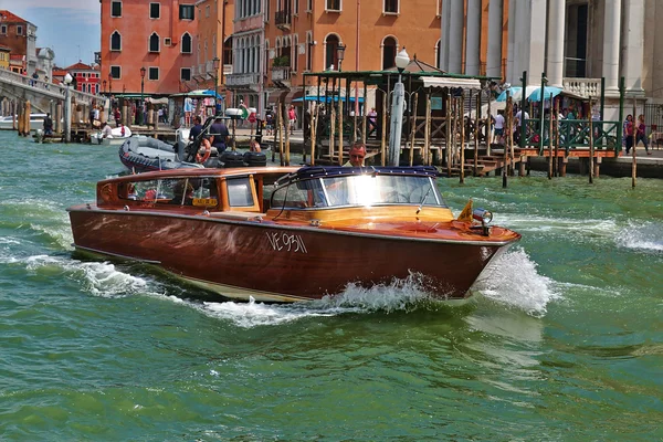Taxi nautique avec passagers à Venise, Italie — Photo