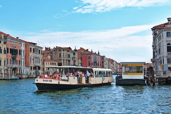 Vaporetto con passeggeri a Venezia — Foto Stock