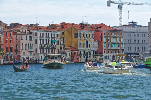 Vaporetto, gondole et bateaux avec passagers — Photo