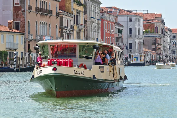 Vaporetto avec passagers à Grand Canal. Venise, Italie — Photo