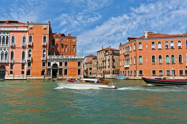 Barcos a motor con pasajeros en el Gran Canal. Venecia, Italia — Foto de Stock