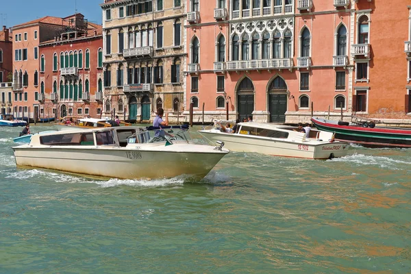 Barcos a motor com passageiros no Grande Canal. Veneza, Itália — Fotografia de Stock
