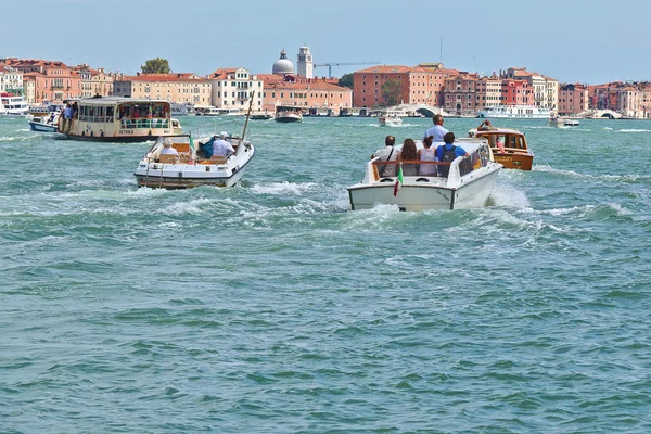 Motorcsónakok a turisták itt: Velence, Olaszország — Stock Fotó