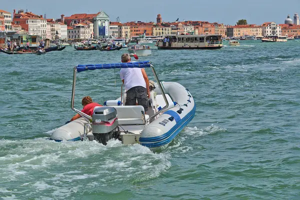 Barco a motor no Grande Canal. Veneza, Itália — Fotografia de Stock