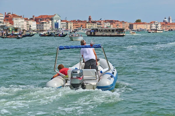Barco a motor com passageiros em Veneza, Itália — Fotografia de Stock