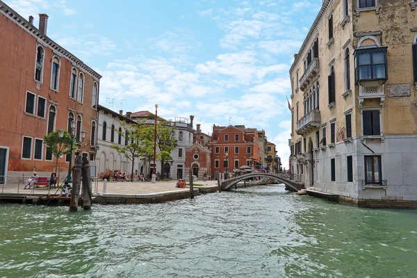 Personnes dans la rue près du pont à Venise, Italie — Photo