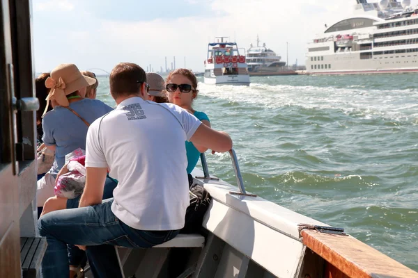 Os passageiros no barco estão viajando pela Lagoa Veneziana — Fotografia de Stock