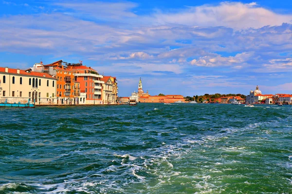 Trace du bateau dans l'eau. Venise, Italie — Photo
