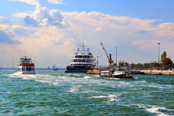 Boats and Cruise Ship Ponant Le Lyrial in Venice — Stock Photo, Image