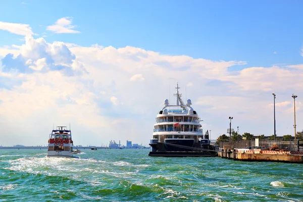 Barcos e navio de cruzeiro Ponant Le Lyrial em Veneza, Itália — Fotografia de Stock