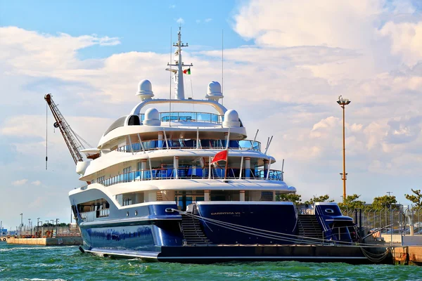 Yacht Carinthia VII está ancorado em Veneza, Itália — Fotografia de Stock