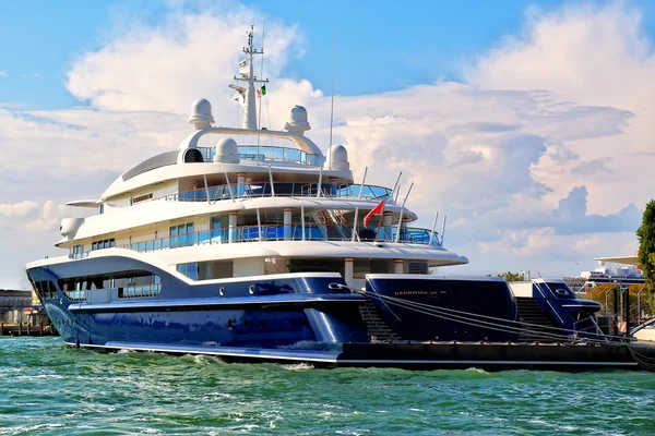 Yacht Carinthia VII está ancorado em Veneza, Itália — Fotografia de Stock