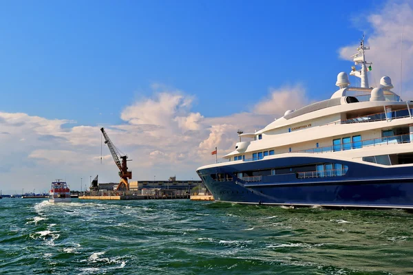 Yate Carintia VII y barco en Venecia, Italia — Foto de Stock