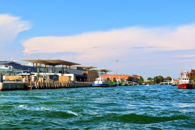 Canale Scomenzera teknelerle Venedik, İtalya