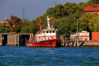 Canale Scomenzera içinde Fireboat Vf1171. Venedik, İtalya.