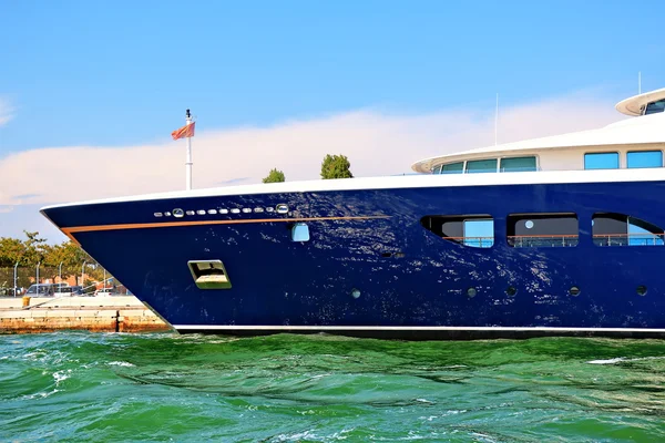 Sidovy av en yacht Kärnten Vii i Venedig, Italien — Stockfoto