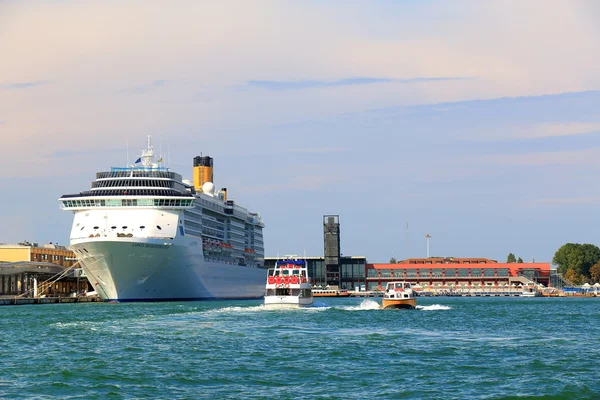 Navio de cruzeiro Costa Mediterrânea no porto de Veneza, Itália — Fotografia de Stock