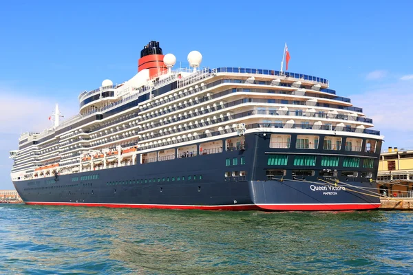 Пришвартованный круизный лайнер Queen Victoria в порту Венеции, Италия — стоковое фото