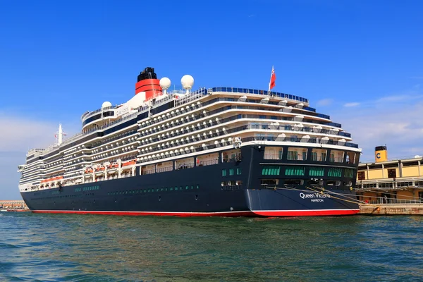 Пришвартованный круизный лайнер Queen Victoria в порту Венеции, Италия — стоковое фото