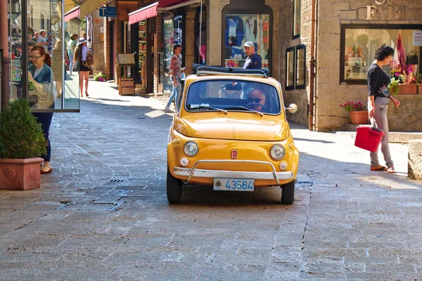 Vanha keltainen auto Fiat 500 San Marino, Italia — kuvapankkivalokuva
