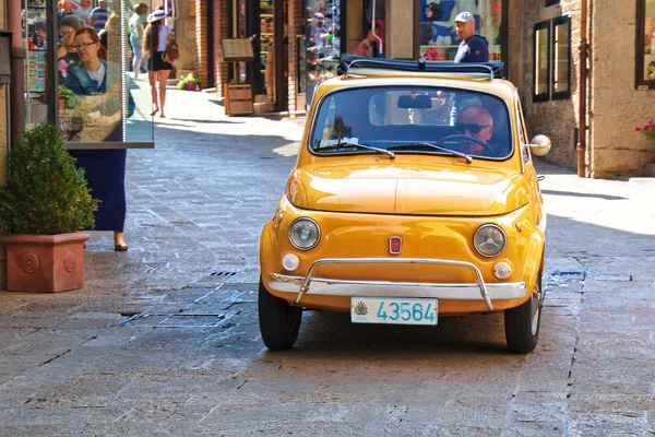 Kis olasz város autó Fiat 500, az utcán. Olaszország — Stock Fotó