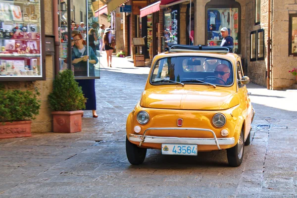 Μικρό αυτοκίνητο πόλης παλιά ιταλική Fiat 500 στο δρόμο — Φωτογραφία Αρχείου