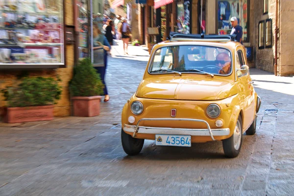 Pequeno carro da cidade italiana Fiat 500 na rua — Fotografia de Stock