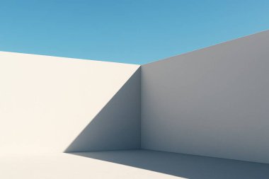Minimum beyaz mimari duvarlar açık mavi gökyüzünün altında birleşerek güçlü geometrik çizgiler, keskin güneş ışığı gölgeleri ve temiz kopya alanı oluşturur..