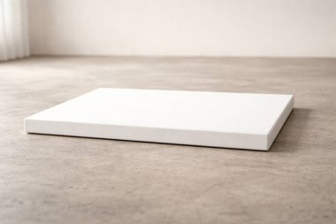 Temiz beyaz bir duvara monte edilmiş küçük beyaz çerçeve büyük boş bir boşluk ve ışık zeminiyle, güçlü kopyalama alanı olan küçük bir iç arkaplan oluşturur..