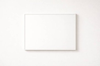 Temiz beyaz bir duvara monte edilmiş küçük beyaz çerçeve büyük boş bir boşluk ve ışık zeminiyle, güçlü kopyalama alanı olan küçük bir iç arkaplan oluşturur..