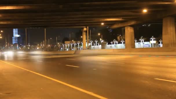 Bilar går under bron — Stockvideo