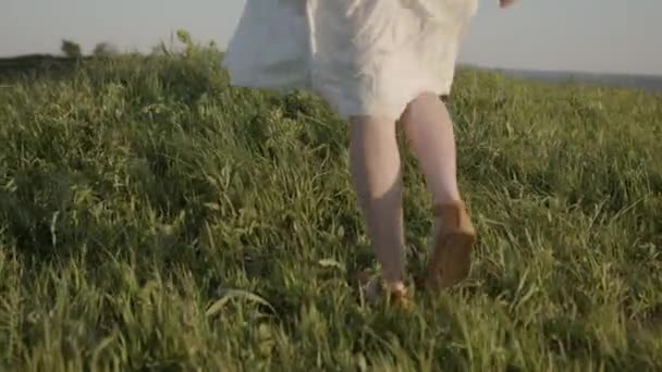 Grön matta av gräset vidrör benen i de bruna skorna — Stockvideo