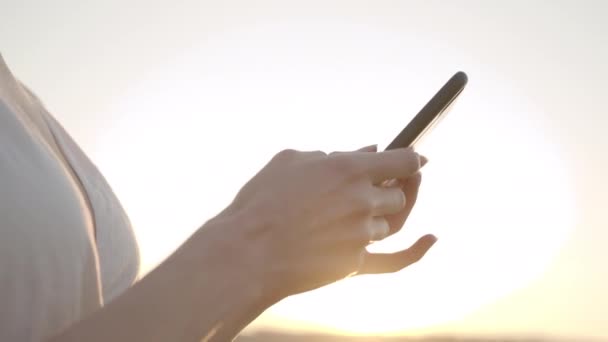 Közeli keret az energia gépelés lány s okostelefon — Stock videók