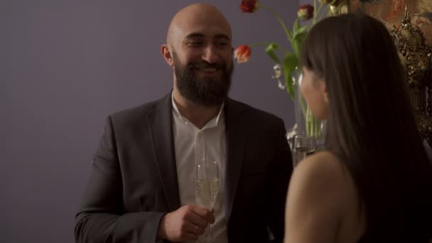 Um homem seduz uma jovem com seu olhar durante a conversa — Vídeo de Stock