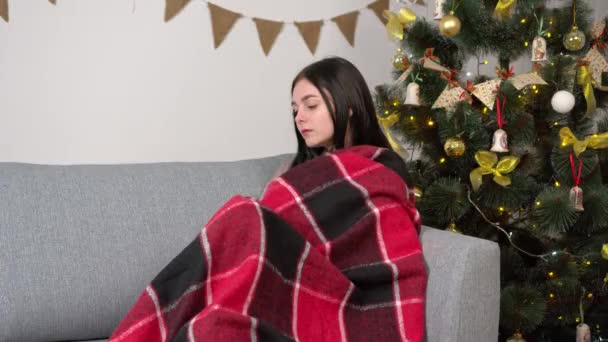 Femme malade pendant les vacances de Noël rester à la maison avec covid, en regardant à haute température — Video